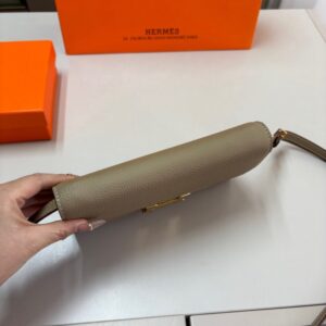 【AT3493】Hermès エルメスクラシックHバックルショルダーバッグ。ファッショナブルで合わせやすく、コレクションにもおすすめです。