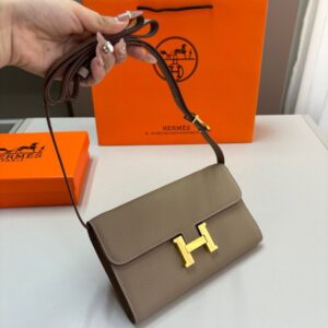 【AT3493】Hermès エルメスクラシックHバックルショルダーバッグ。ファッショナブルで合わせやすく、コレクションにもおすすめです。
