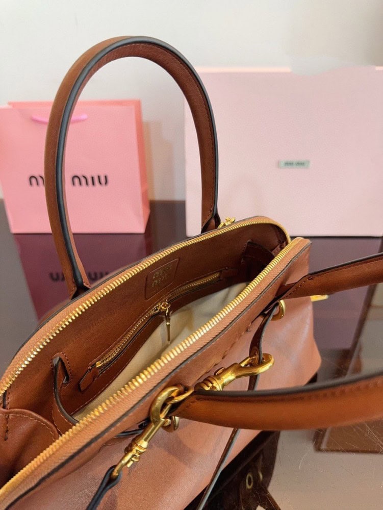 【AT3496】MIU MIUのヴィンテージシェルバッグは、クラシックな馬かけのデザインと高級感を備えており、ファッションに合わせやすいです。