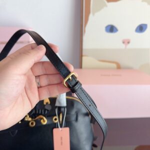 【AT3497】Miu Miu ヴィンテージシェルバッグ、エレガントなファッショナブルなハンドバッグです。