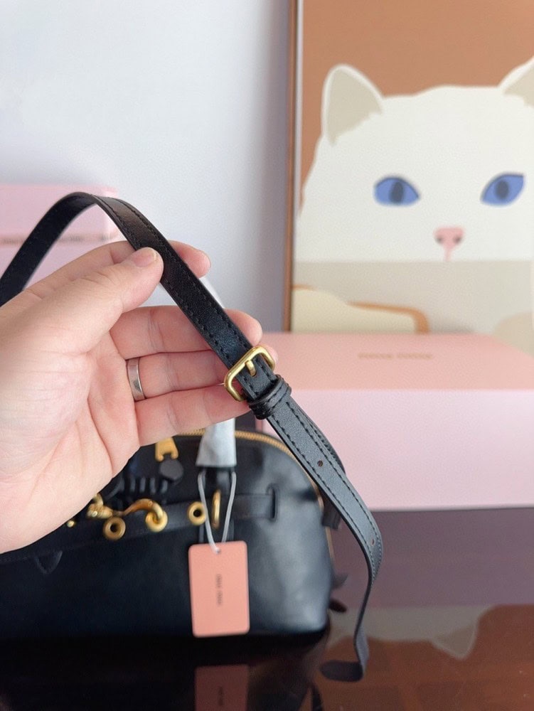 【AT3497】Miu Miu ヴィンテージシェルバッグ、エレガントなファッショナブルなハンドバッグです。