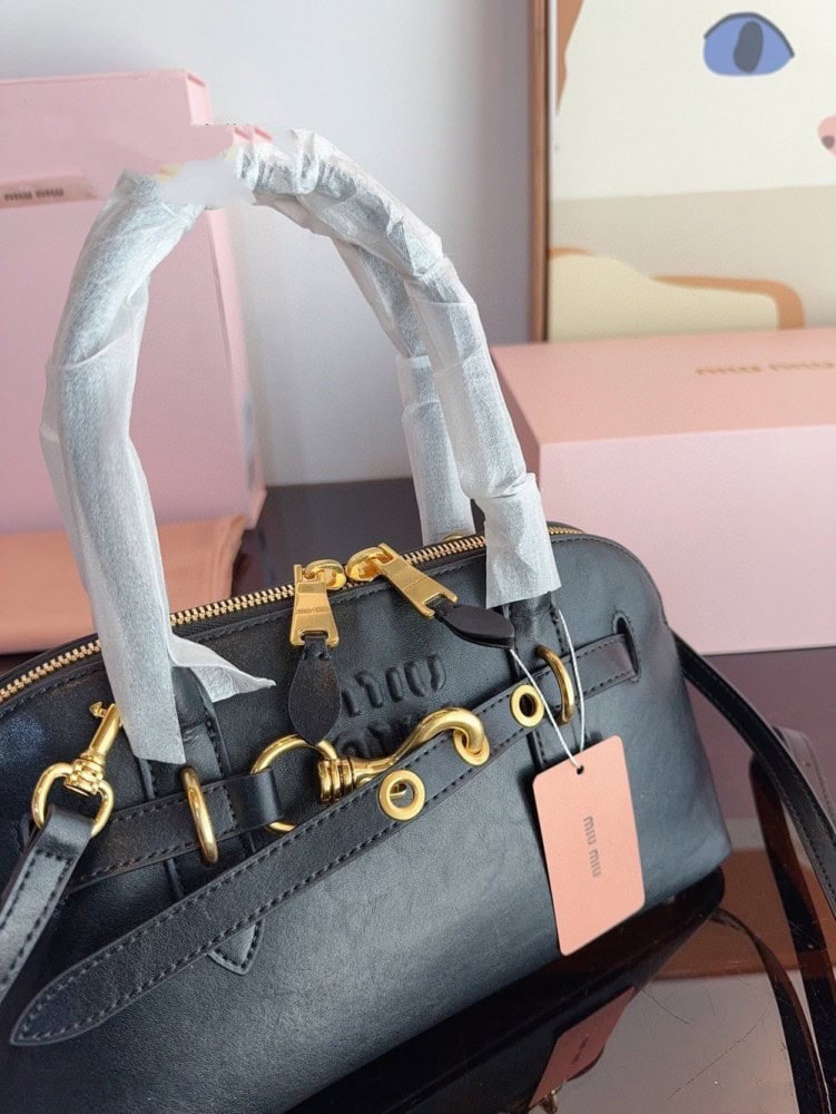 【AT3497】Miu Miu ヴィンテージシェルバッグ、エレガントなファッショナブルなハンドバッグです。