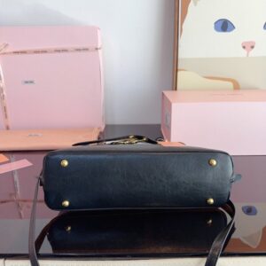 【AT3497】Miu Miu ヴィンテージシェルバッグ、エレガントなファッショナブルなハンドバッグです。