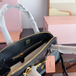 【AT3497】Miu Miu ヴィンテージシェルバッグ、エレガントなファッショナブルなハンドバッグです。