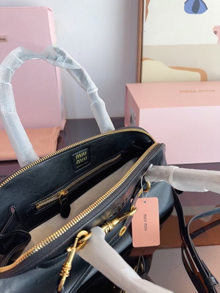 【AT3497】Miu Miu ヴィンテージシェルバッグ、エレガントなファッショナブルなハンドバッグです。