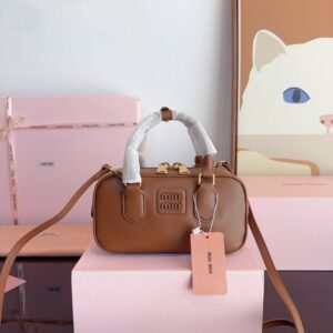 【AT3498】Miu Miu ミュウミュウのクラシックな貝殻型バッグ、ファッショナブルでレトロな雰囲気のシングルショルダーバッグ。