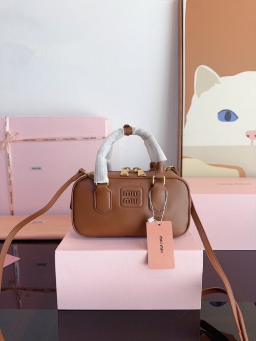 【AT3498】Miu Miu ミュウミュウのクラシックな貝殻型バッグ、ファッショナブルでレトロな雰囲気のシングルショルダーバッグ。