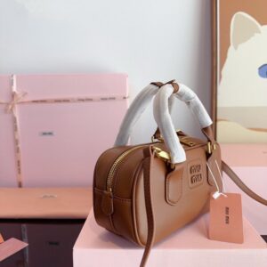 【AT3498】Miu Miu ミュウミュウのクラシックな貝殻型バッグ、ファッショナブルでレトロな雰囲気のシングルショルダーバッグ。