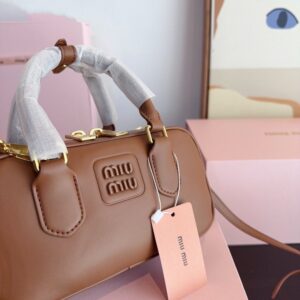 【AT3498】Miu Miu ミュウミュウのクラシックな貝殻型バッグ、ファッショナブルでレトロな雰囲気のシングルショルダーバッグ。