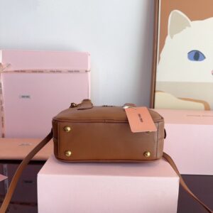 【AT3498】Miu Miu ミュウミュウのクラシックな貝殻型バッグ、ファッショナブルでレトロな雰囲気のシングルショルダーバッグ。
