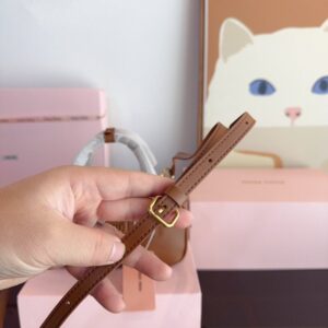 【AT3498】Miu Miu ミュウミュウのクラシックな貝殻型バッグ、ファッショナブルでレトロな雰囲気のシングルショルダーバッグ。