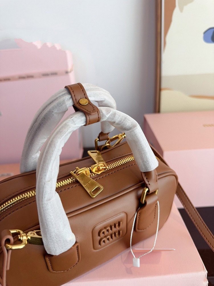 【AT3498】Miu Miu ミュウミュウのクラシックな貝殻型バッグ、ファッショナブルでレトロな雰囲気のシングルショルダーバッグ。