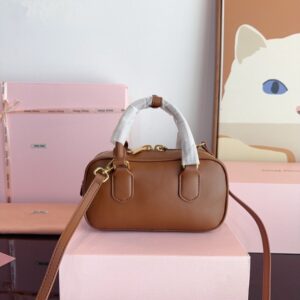 【AT3498】Miu Miu ミュウミュウのクラシックな貝殻型バッグ、ファッショナブルでレトロな雰囲気のシングルショルダーバッグ。