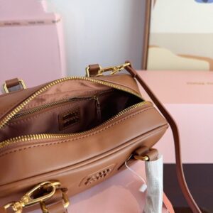 【AT3498】Miu Miu ミュウミュウのクラシックな貝殻型バッグ、ファッショナブルでレトロな雰囲気のシングルショルダーバッグ。