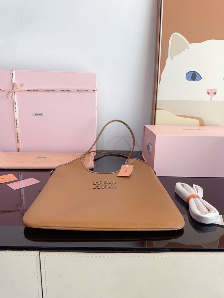 【AT3499】Miu Miu クラシックでシンプルなトートバッグ、レトロな雰囲気の相性抜群の手提げバッグ