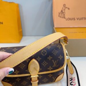【AT3504】Louis Vuitton クラシックなモノグラムキャンバスショルダーバッグ。時代を超えた最高級感。