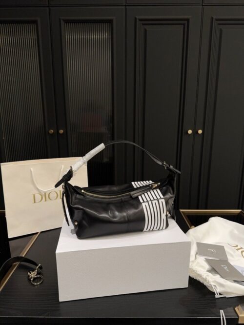 【AT3508】Diorのクラシックな黒革のアンダーアームバッグ、ファッションのすべてに合う豪華なアイテム。