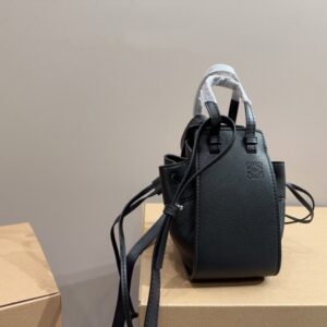【AT3509】LOEWEミニハンドバッグ（ブラック）- クラシックで高級感が溢れる。