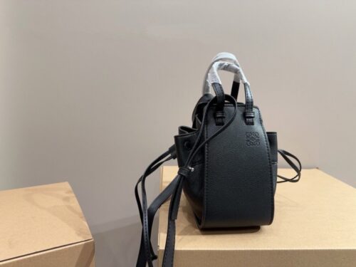 【AT3509】LOEWEミニハンドバッグ（ブラック）- クラシックで高級感が溢れる。