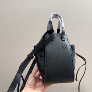 【AT3509】LOEWEミニハンドバッグ（ブラック）- クラシックで高級感が溢れる。
