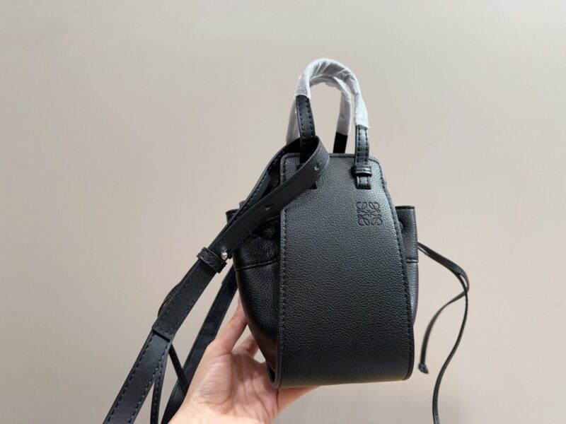 【AT3509】LOEWEミニハンドバッグ（ブラック）- クラシックで高級感が溢れる。