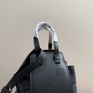 【AT3509】LOEWEミニハンドバッグ（ブラック）- クラシックで高級感が溢れる。
