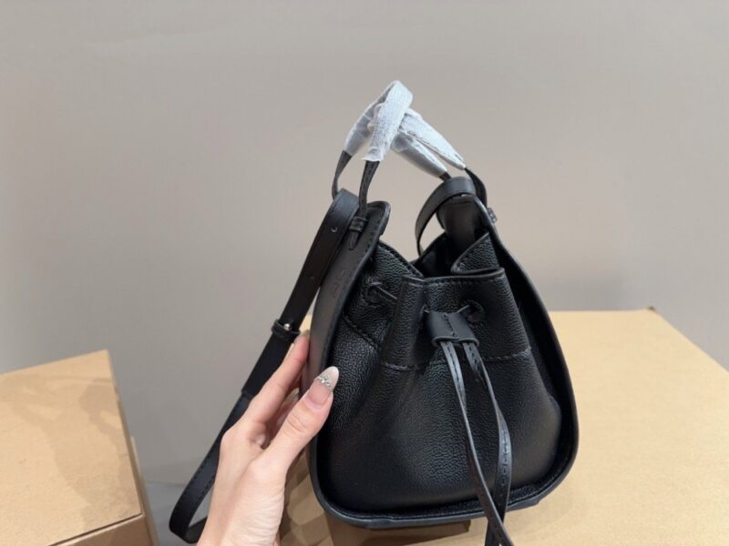 【AT3509】LOEWEミニハンドバッグ（ブラック）- クラシックで高級感が溢れる。