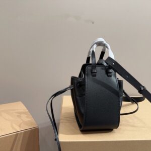 【AT3509】LOEWEミニハンドバッグ（ブラック）- クラシックで高級感が溢れる。