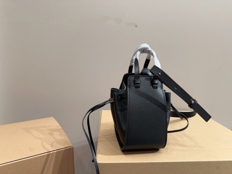 【AT3509】LOEWEミニハンドバッグ（ブラック）- クラシックで高級感が溢れる。