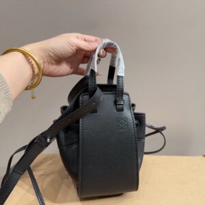 【AT3509】LOEWEミニハンドバッグ（ブラック）- クラシックで高級感が溢れる。