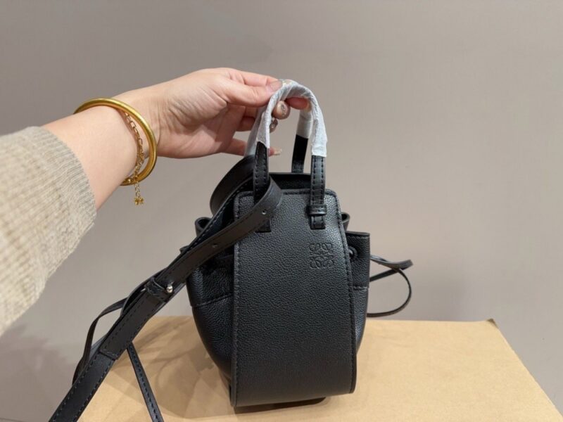 【AT3509】LOEWEミニハンドバッグ（ブラック）- クラシックで高級感が溢れる。