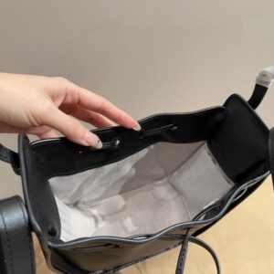 【AT3509】LOEWEミニハンドバッグ（ブラック）- クラシックで高級感が溢れる。