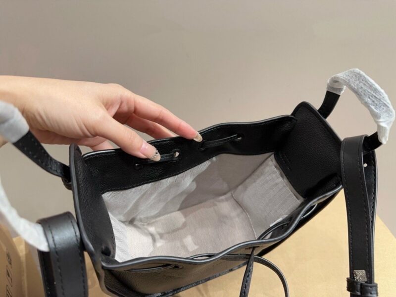 【AT3509】LOEWEミニハンドバッグ（ブラック）- クラシックで高級感が溢れる。