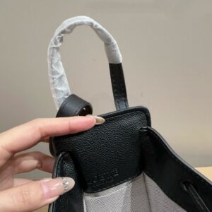 【AT3509】LOEWEミニハンドバッグ（ブラック）- クラシックで高級感が溢れる。
