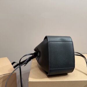 【AT3509】LOEWEミニハンドバッグ（ブラック）- クラシックで高級感が溢れる。