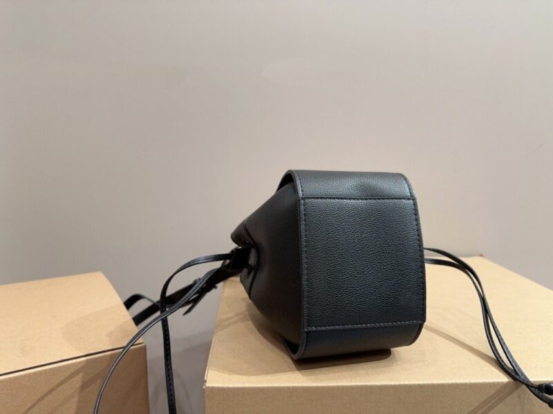 【AT3509】LOEWEミニハンドバッグ（ブラック）- クラシックで高級感が溢れる。