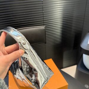 【AT3513】LV Mirror ミラー銀色ショルダーバッグ | クラシックなモノグラムデザイン | おしゃれで万能な使いやすさ