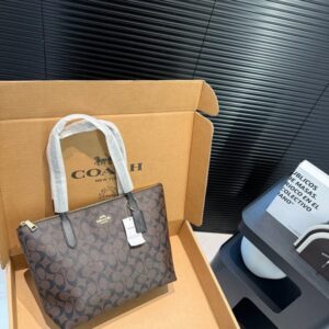 【AT3515】CoachのクラシックなSignature C PVCトートバッグ。ファッショナブルで万能な大容量ショルダーバッグ。