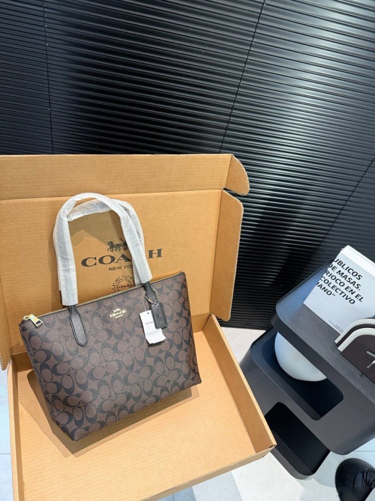 【AT3515】CoachのクラシックなSignature C PVCトートバッグ。ファッショナブルで万能な大容量ショルダーバッグ。