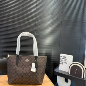 【AT3515】CoachのクラシックなSignature C PVCトートバッグ。ファッショナブルで万能な大容量ショルダーバッグ。