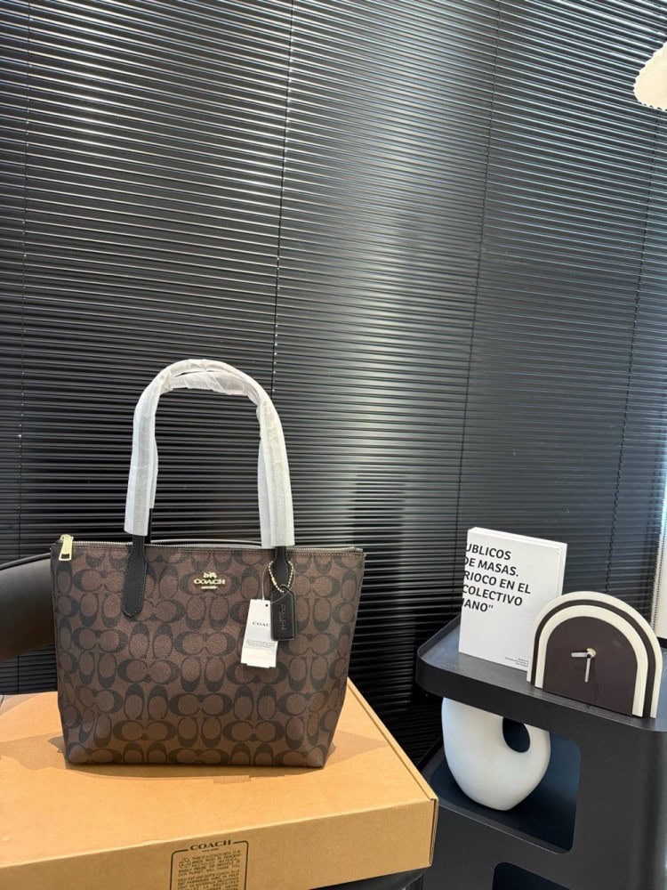 【AT3515】CoachのクラシックなSignature C PVCトートバッグ。ファッショナブルで万能な大容量ショルダーバッグ。