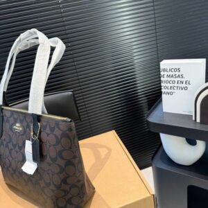 【AT3515】CoachのクラシックなSignature C PVCトートバッグ。ファッショナブルで万能な大容量ショルダーバッグ。