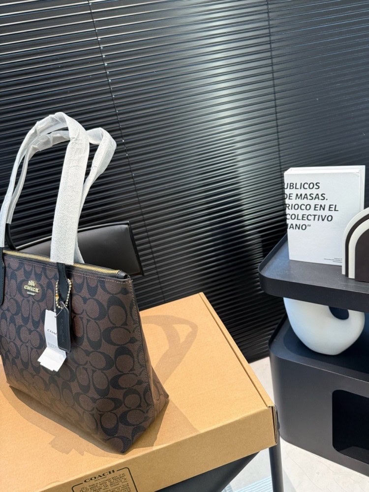 【AT3515】CoachのクラシックなSignature C PVCトートバッグ。ファッショナブルで万能な大容量ショルダーバッグ。