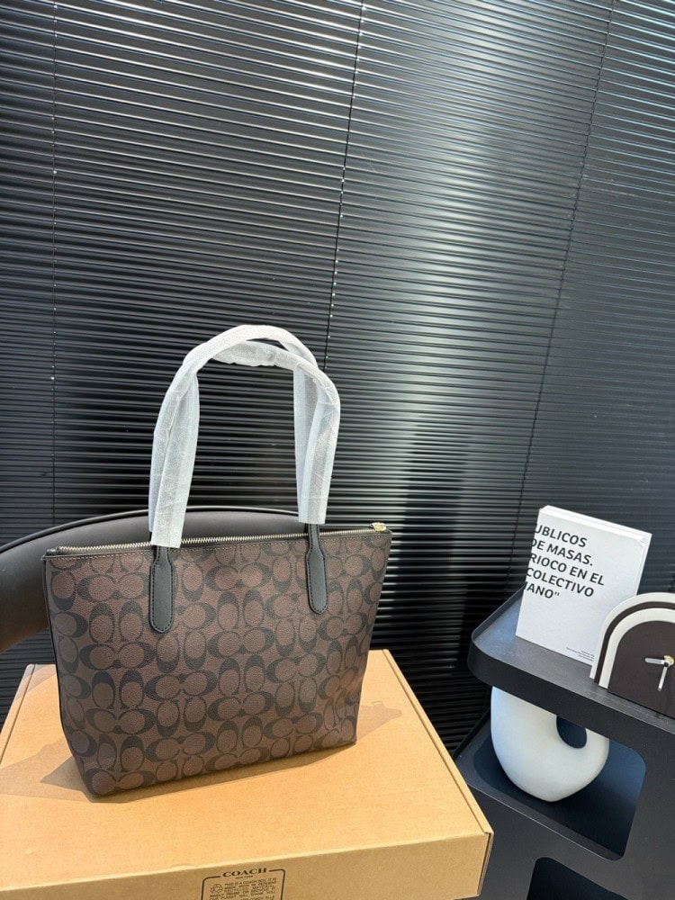 【AT3515】CoachのクラシックなSignature C PVCトートバッグ。ファッショナブルで万能な大容量ショルダーバッグ。