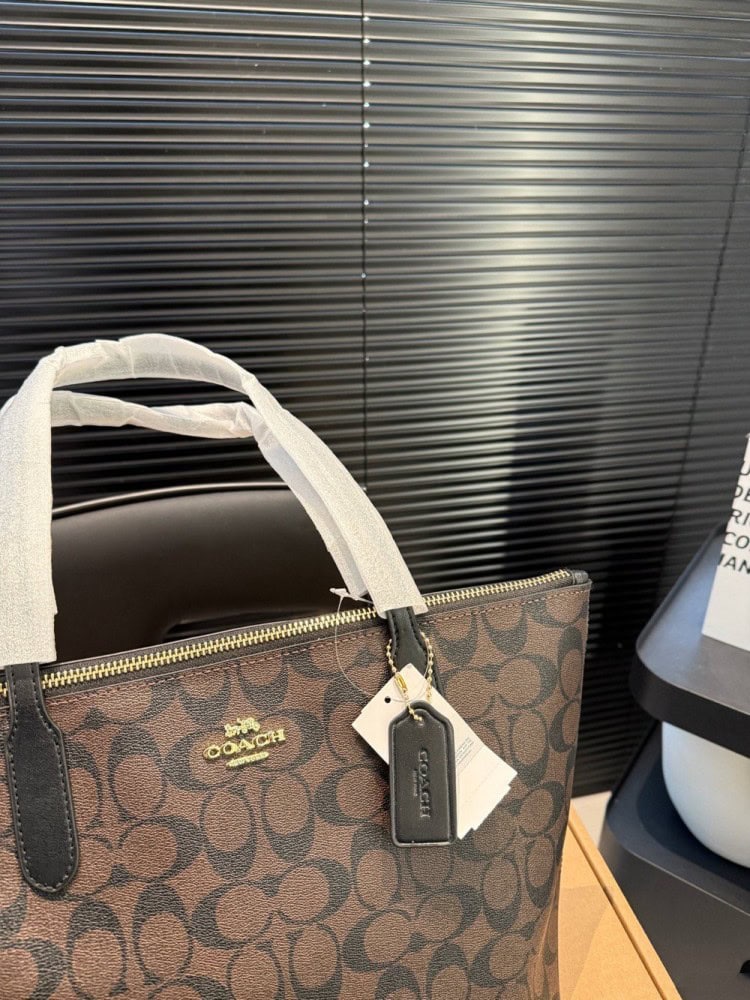 【AT3515】CoachのクラシックなSignature C PVCトートバッグ。ファッショナブルで万能な大容量ショルダーバッグ。
