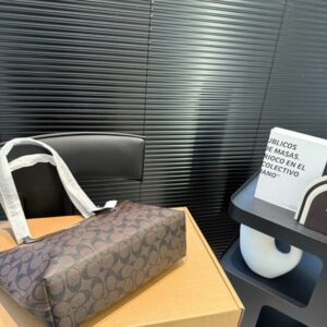 【AT3515】CoachのクラシックなSignature C PVCトートバッグ。ファッショナブルで万能な大容量ショルダーバッグ。