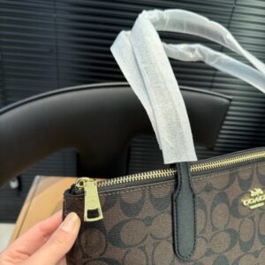 【AT3515】CoachのクラシックなSignature C PVCトートバッグ。ファッショナブルで万能な大容量ショルダーバッグ。