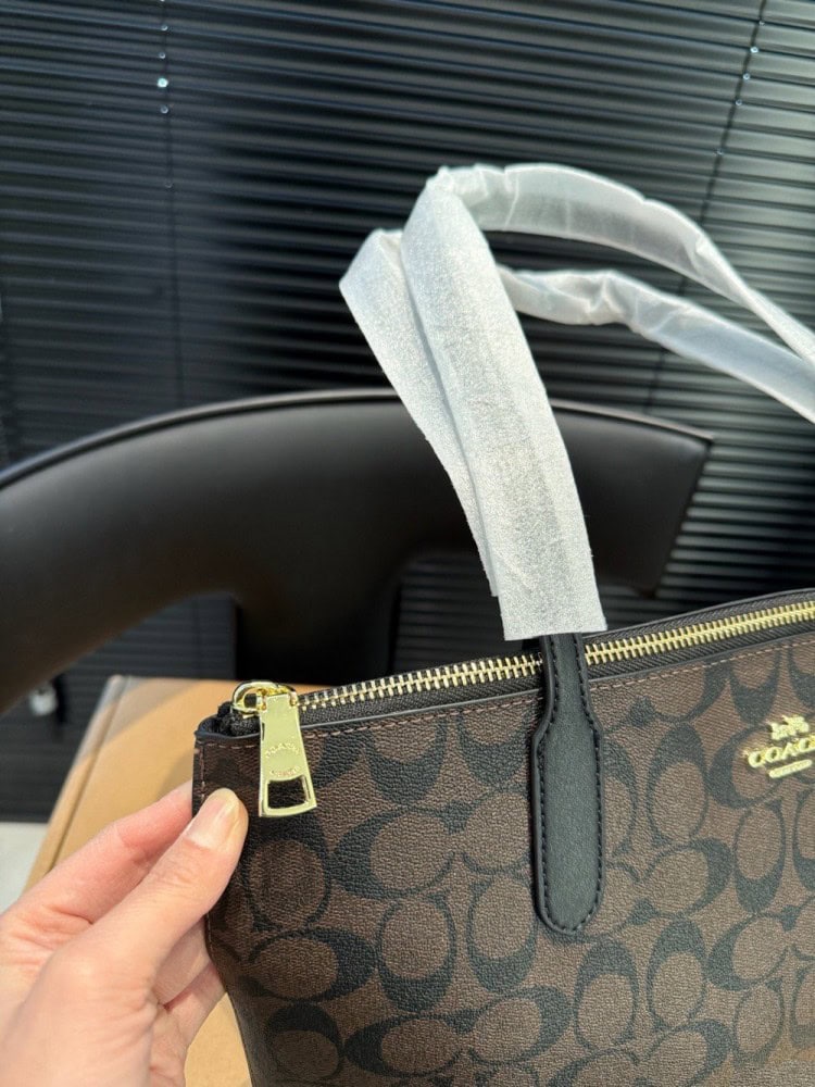 【AT3515】CoachのクラシックなSignature C PVCトートバッグ。ファッショナブルで万能な大容量ショルダーバッグ。