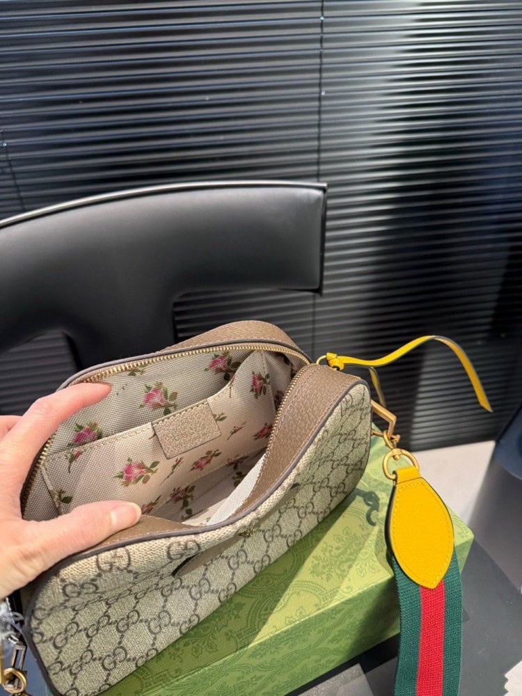 【AT3522】GucciのクラシックなGG Supremeキャンバス斜めがけバッグ、レトロな花柄の小さなラウンドバッグ、調節可能なショルダーストラップ、ファッションで万能です。