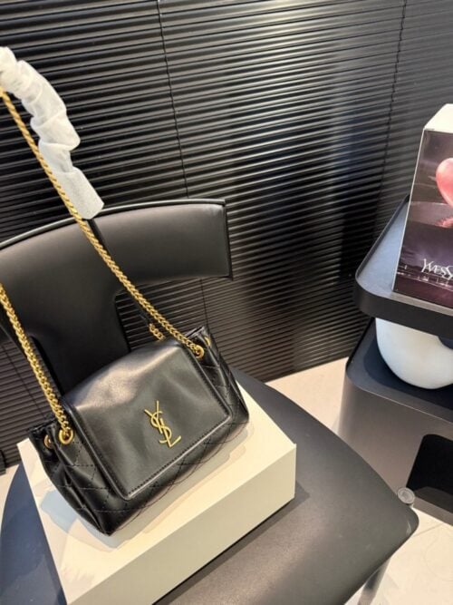 【AT3523】セントローラン（YSL）のNiki Miniは、レトロなステッチ入りのショルダーバッグであり、ヴィンテージな魅力を持っています。このバッグは、クラシックでありながらもおしゃれで使いやすい小さな香りが漂うデザインです。